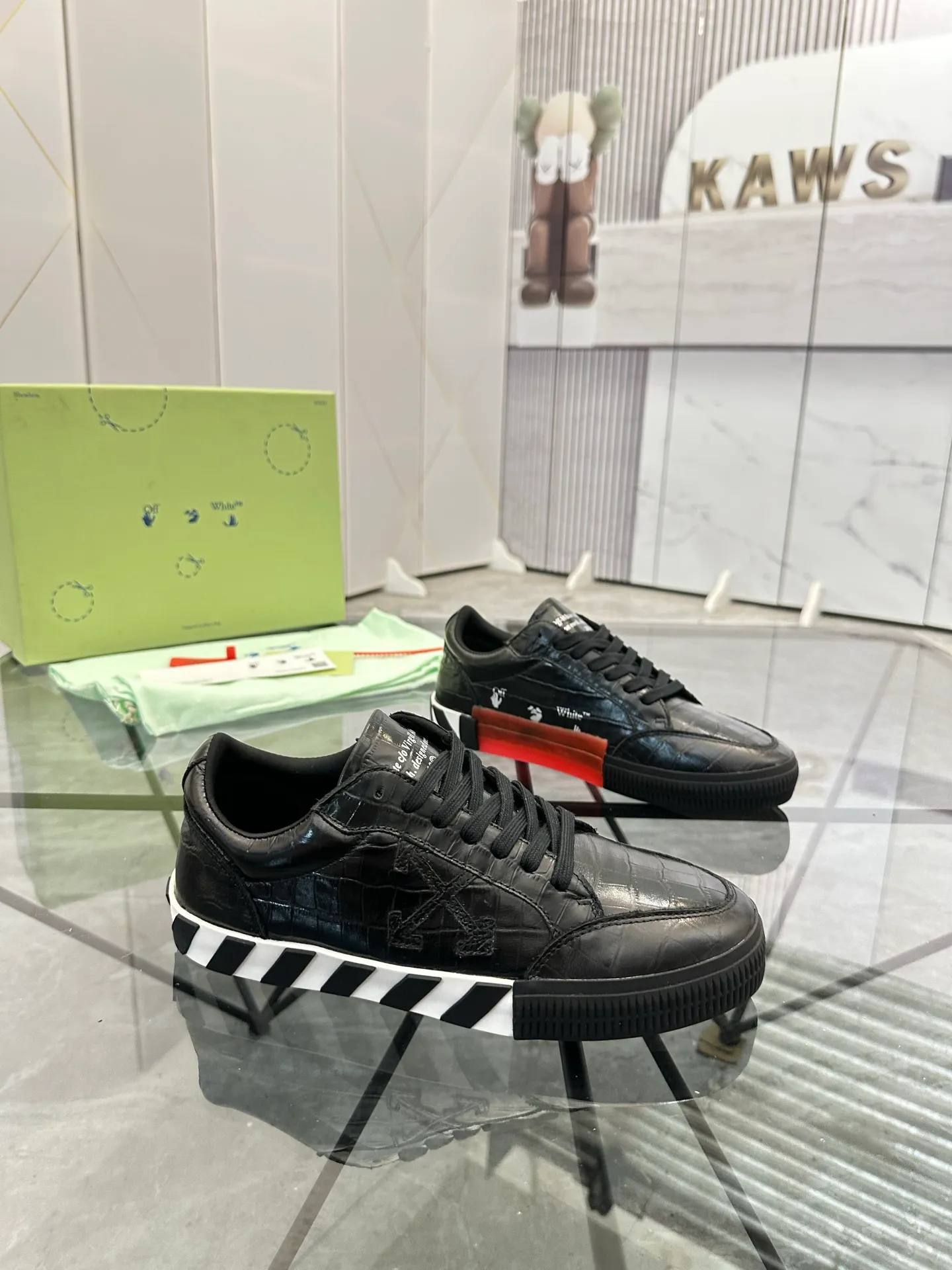 Selling men's shoes 💰: 💰P440¥ Product trademark: OFF WHITE *"OFF WHITE*" low-top casual shoes Regular size: 35-45 (can be customized to 46) Couple style Product material: imported cowhide upper, breathable lining, original outsole. No.: H203